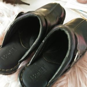 Black leather slides; 9 M